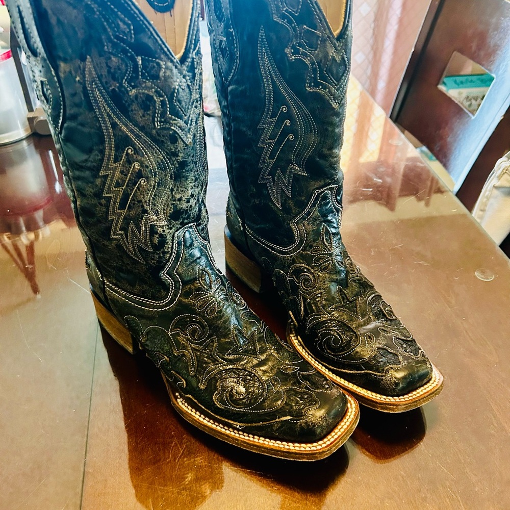 Black Heeled Boots with Embroidered Design